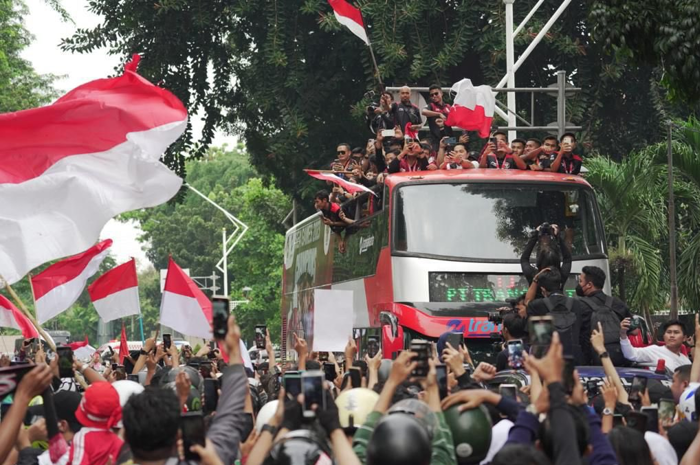 Sejumlah pesepakbola timnas diarak keliling Jakarta menggunakan bis TransJakarta sejak pukul 08:00 pagi WIB. Rute yang dilewati dari kantor Kemenpora, lanjut ke Bundaran HI, berhenti di Stadion Utama Gelora Bung Karno (GBK).