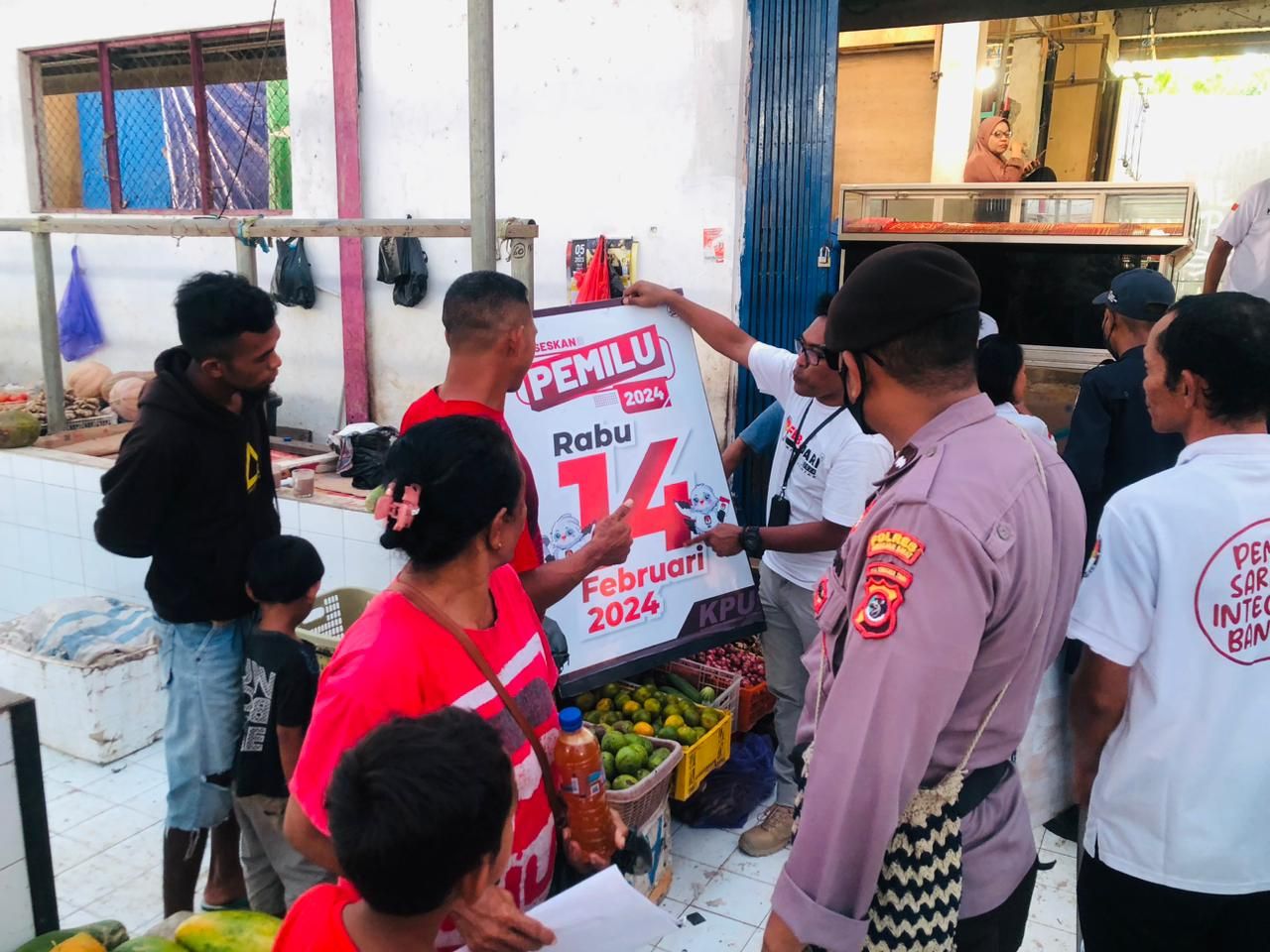 Kepolisian Resor Manggarai Barat melaksanakan pengamanan kegiatan sosialiasi dan pendidikan Pemilih melalui Kirab Pemilu Tahun 2024 di Pasar Rakyat Batu Cermin Labuan Bajo, Manggarai Barat, NTT, Kamis (18/05/2023).