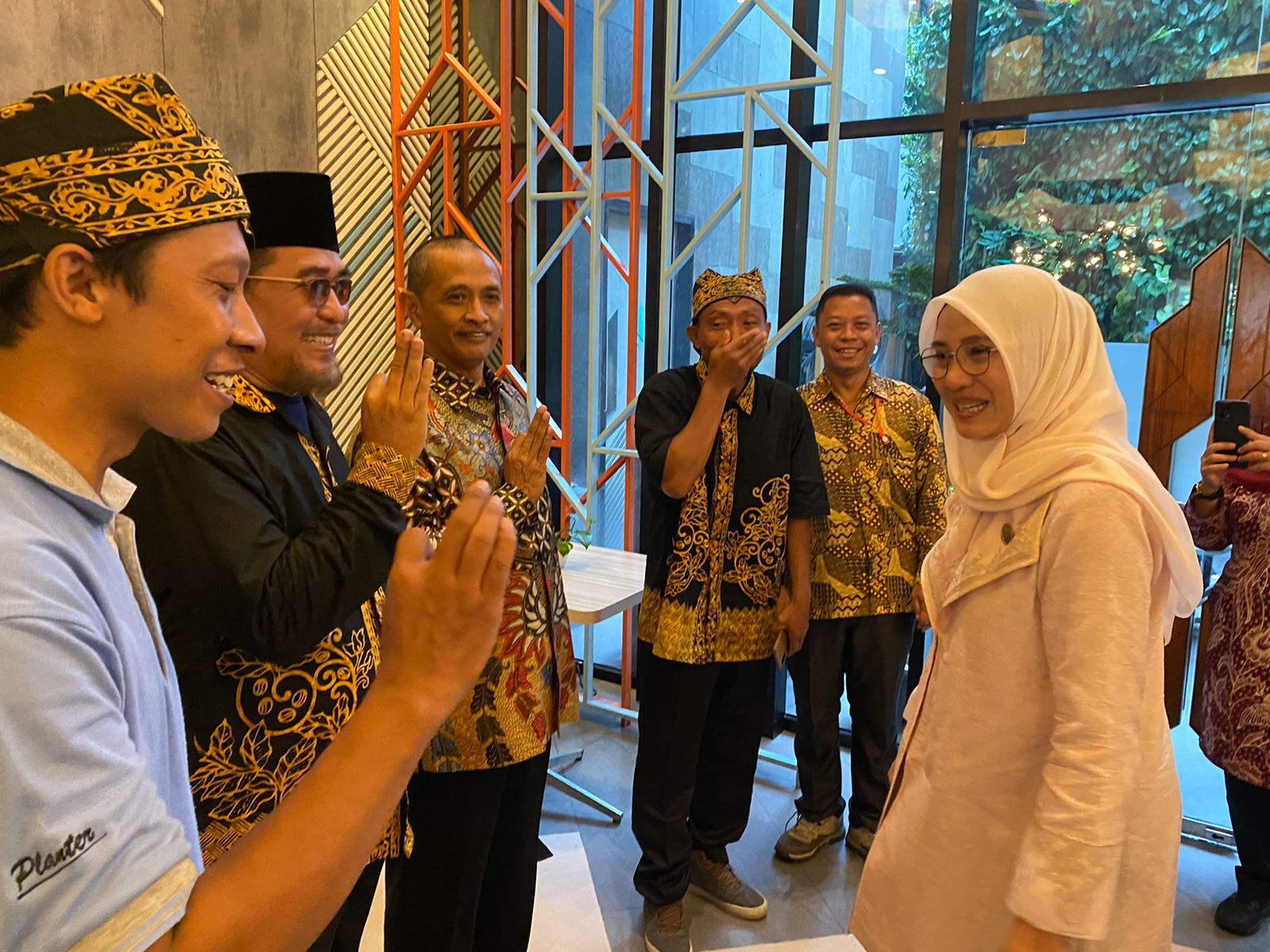 Bupati Banyuwangi Ipuk Fiestiandani bertemu dengan Ikatan Keluarga Banyuwangi (Ikawangi) Sumatera Utara di Medan.