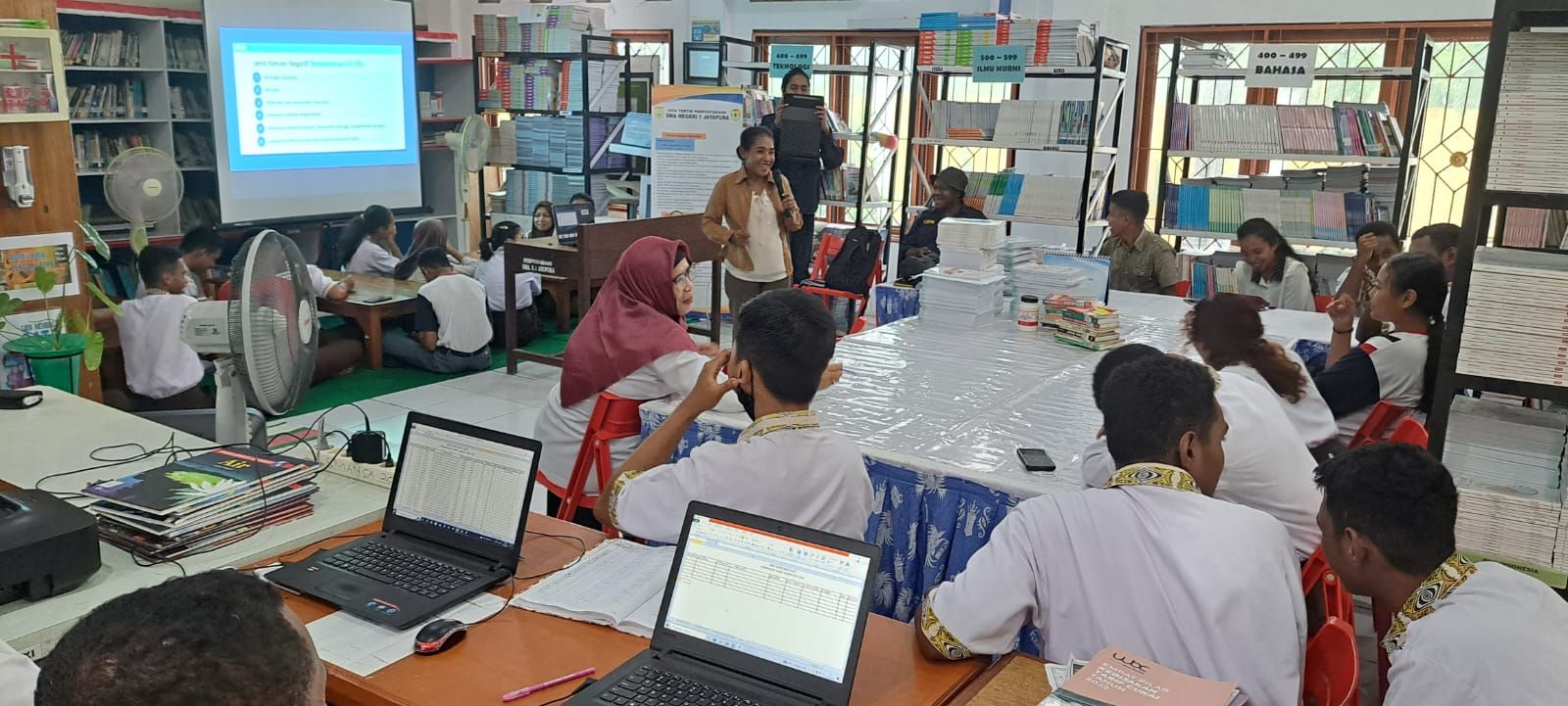 Suasana siswa-siswi SMAN 1 Jayapura mengikuti pelatihan menulis dan literasi digital yang digelar oleh Ikatan Jurnalis Pelajar Nusantara (IJPN) pada Rabu (17/5)