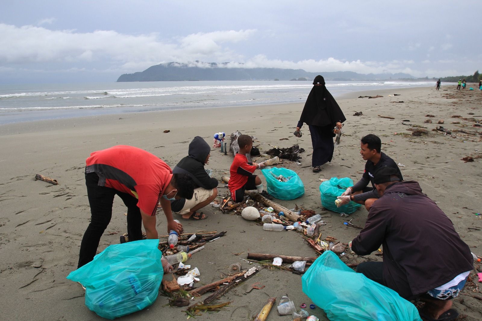 Suasana pengumpulan sampah plastik di Pantai Holtekamp 