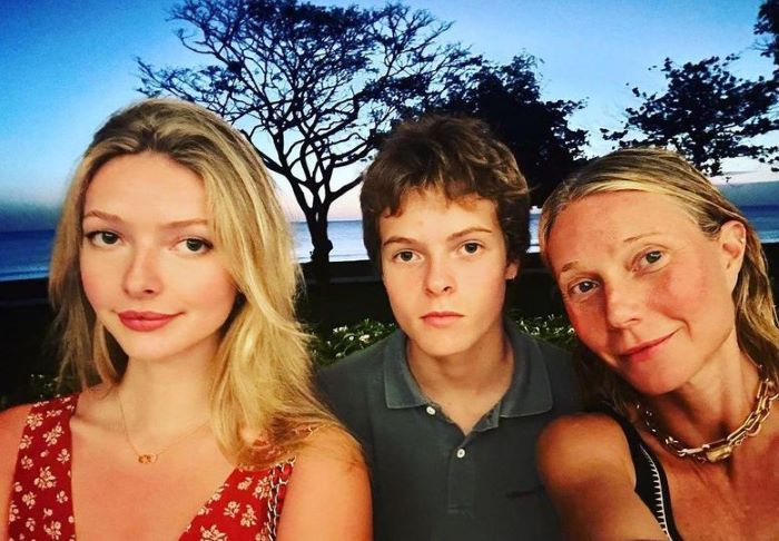 Apple Martin bersama ibunya, Gwyneth Paltrow dan adiknya
