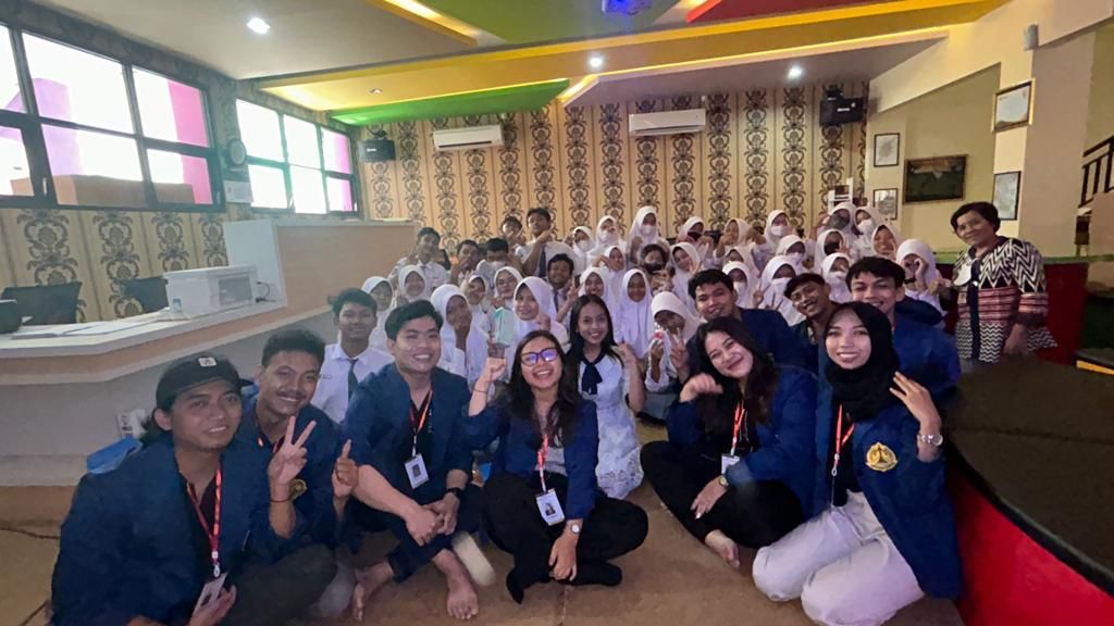 Mahasiswa Ilmu Komunikasi USM bersama siswa siswi SMK N 8 Semarang.