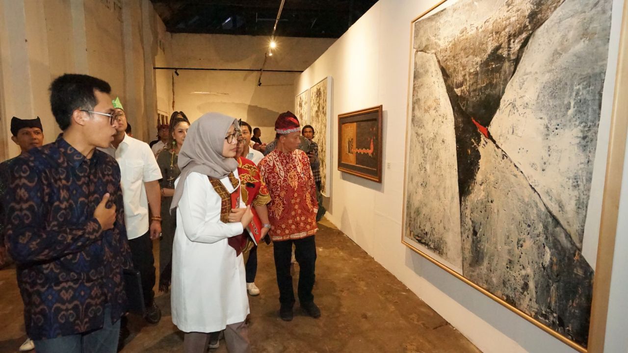 Bupati Banyuwangi Ipuk Fiestiandani mengamati lukisan yang terpajang di pameran seni rupa ArtOs Nusantara. 