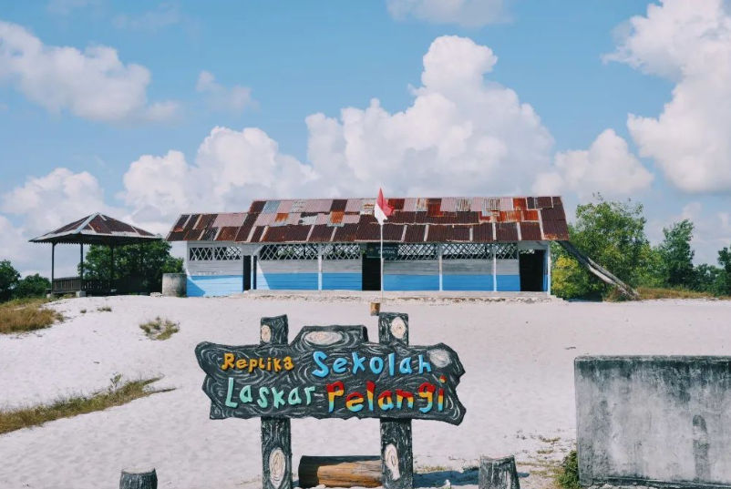 Replika Sekolah Laskar Pelangi