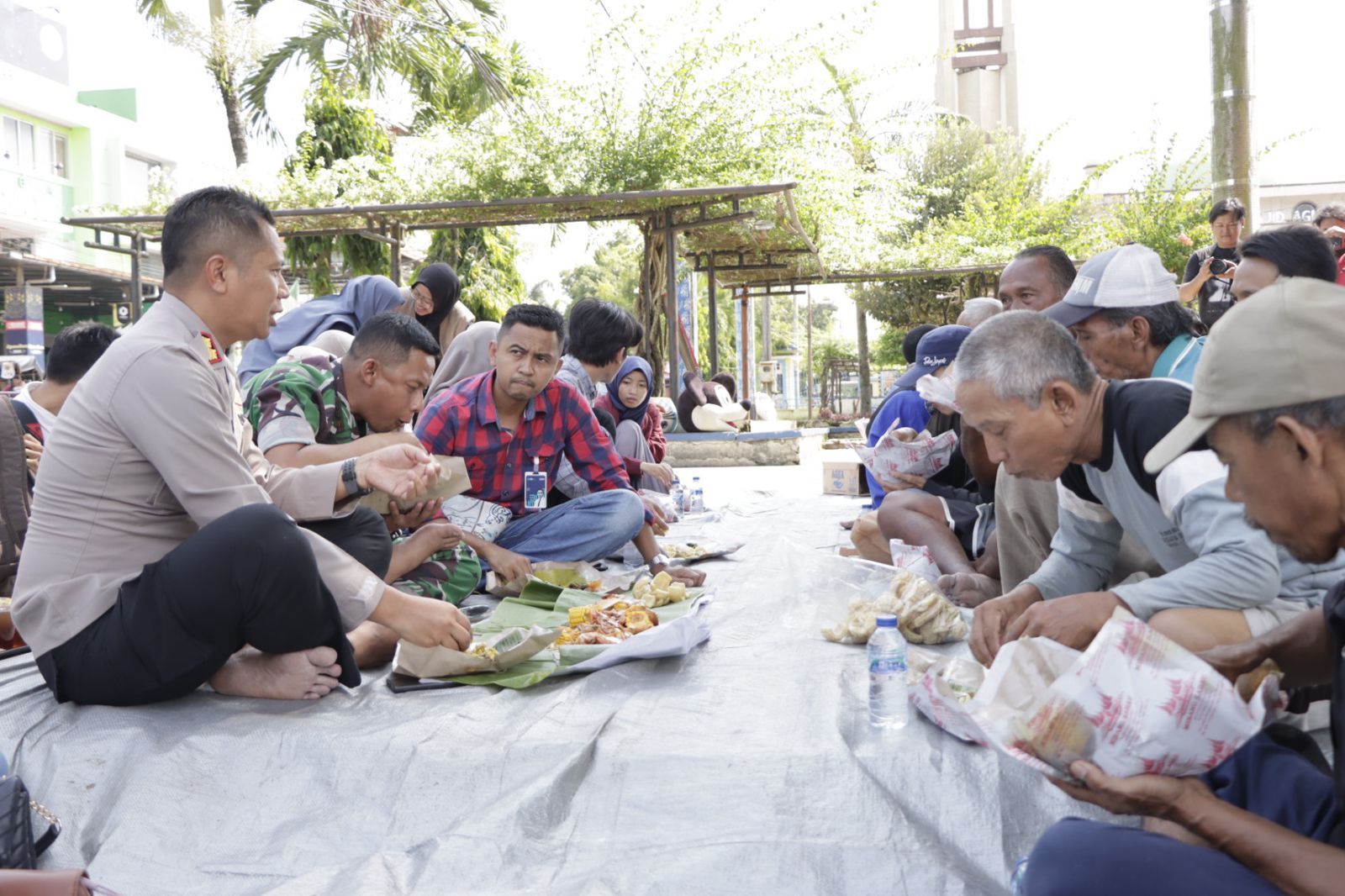 Warga makan bareng gratis bersama polisi Banjar di Alun-alun Banjar, Jumat 19 Mei 2023.*/kabar-priangan.com/D Iwan