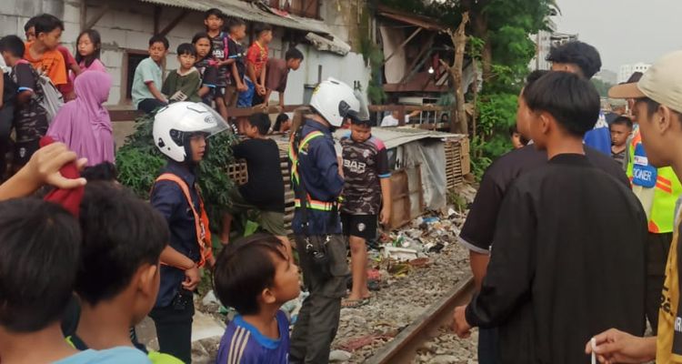 Kerumuman warga di Tempat Kejadian Perkara (TKP) orang tertabrak kereta api di Jalan Ciroyom, Kota Bandung, Sabtu 20 Mei 2023 siang.
