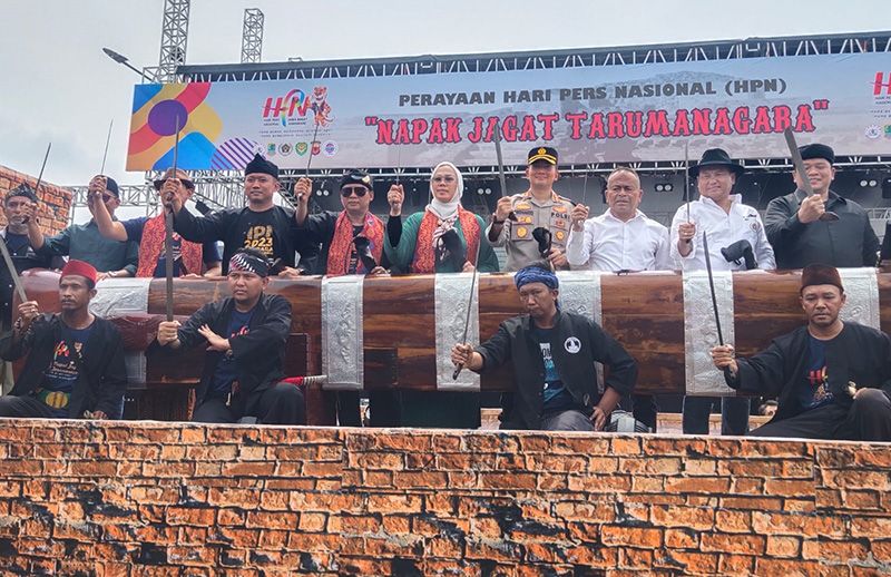 Bupati Karawang dr. Cellica Nurrachadiana didampingi Forkopimda dan Ketua PWI Pusat Atal S Depari launching golok pusaka Karawang terpanjang di dunia, Sabtu 20 Mei 2023.