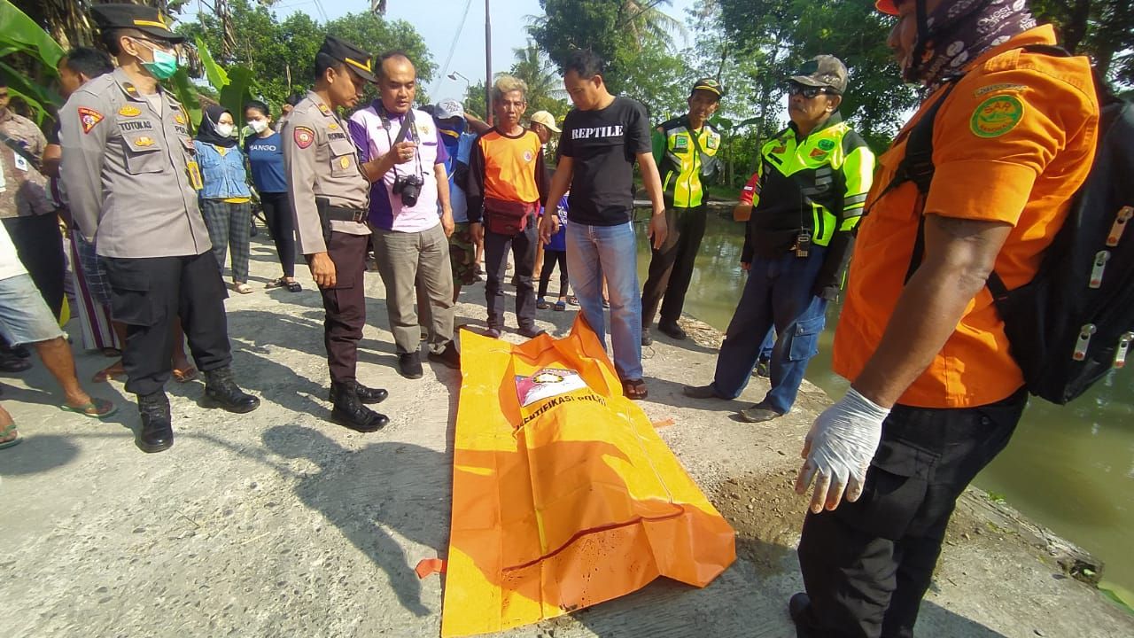 Geger! Mayat Perempuan Ditemukan Tanpa Busana di Sungai BTW Desa Kembangan: Polisi Selidiki Penyebab Kematian