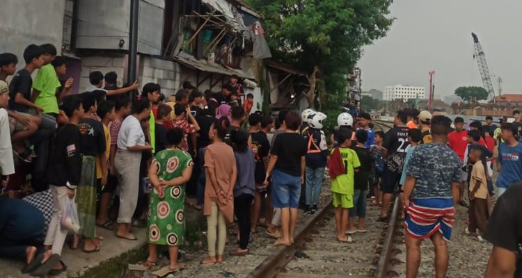 Warga berkerumun di Tempat Kejadian Perkara (TKP) orang tertabrak kereta api di Jalan Ciroyom, Kota Bandung, Sabtu 20 Mei 2023 siang.