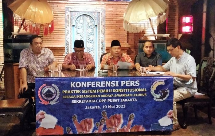 Ketua Tim Pakar Hukum dan Budaya DPP DGP (Dulur Ganjar Pranowo), Charles H.M. Siahaan (tengah).