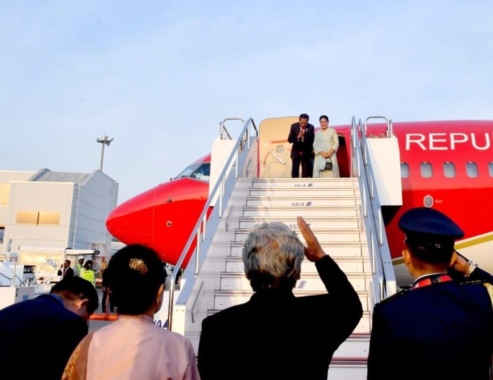 Presiden Jokowi dan Iriana bertolak ke Jakarta dari Hiroshima, Jepang. Presiden Jokowi Bertolak ke Tanah Air, Selamat Tinggal Hiroshima...