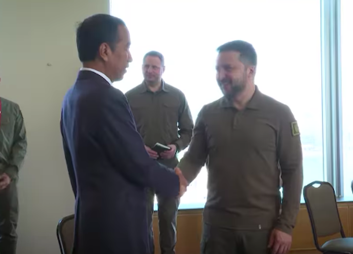 Presiden Ukraina Volodymyr Zelensky kembali bertemu Presiden Joko Widodo di sela-sela KTT G7 dan mitra di Hotel Grand Prince, Hiroshima, Jepang, Minggu, 21 Mei 2023.