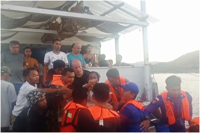 Penumpang KM Lalong Koe yang tenggelam di perairan Labuan Bajo bersama tim SAR gabungan usai operasi penyelamatan.