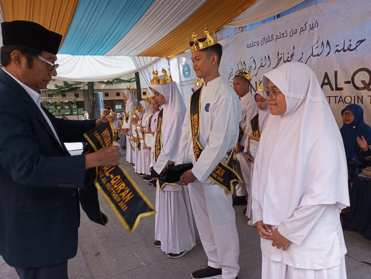 Para penghafal Al Qur'an di LPI Al Muttaqin Kota Tasikmalaya saat penyematan mahkota, Minggu 21Mei 2023.*/kabar-priangan.com/Irman S
