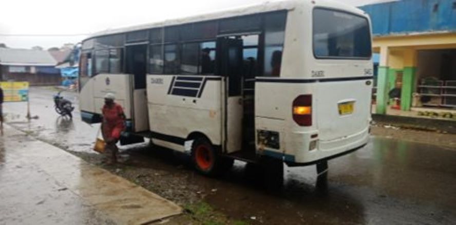 penumpang turun dari bus antar kota dalam provinsi di terminal luar Puau Jawa