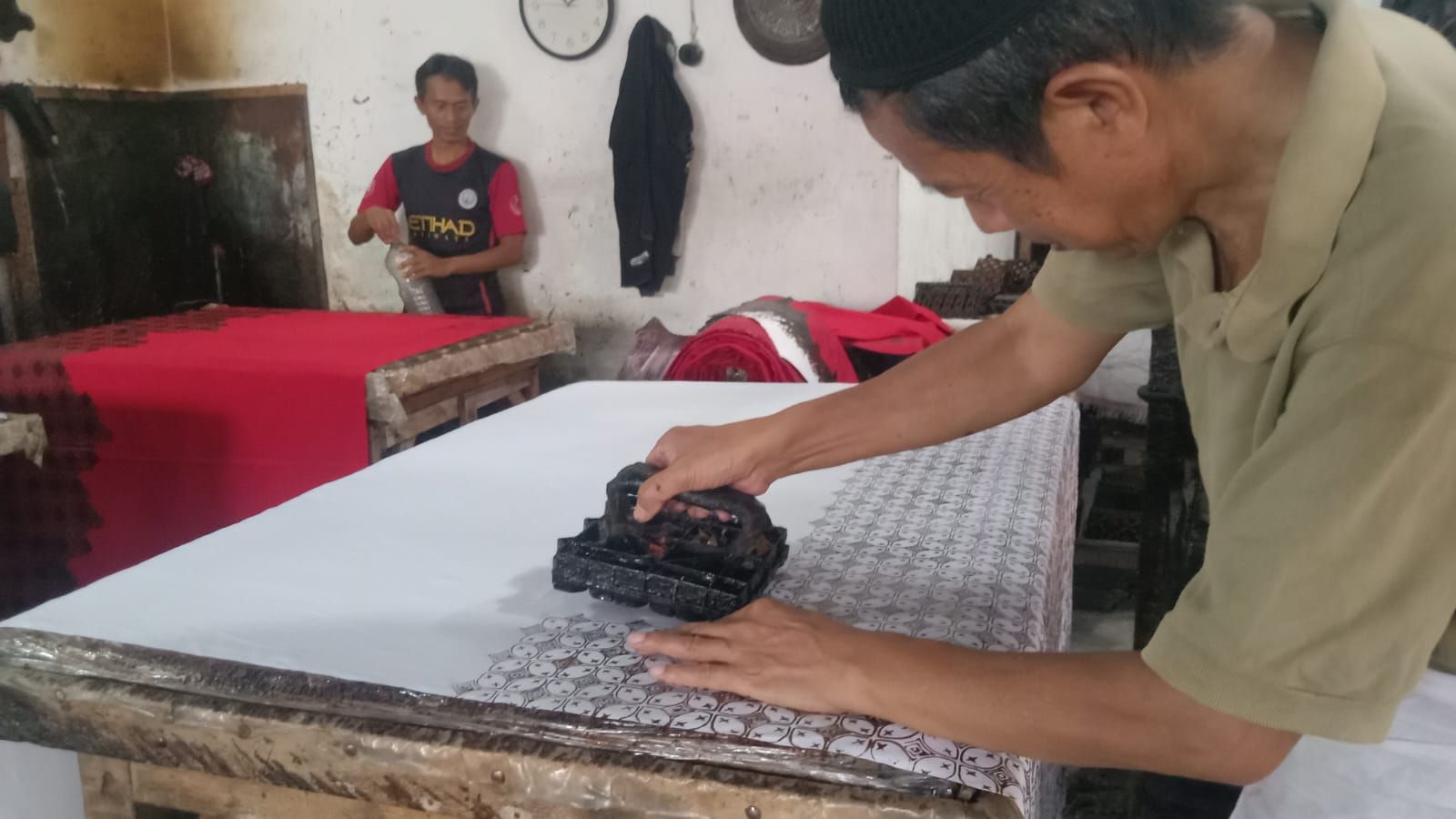 Pekerja laki-laki mencetak gambar batik di Rumah Batik CV Agnesa Tasikmalaya.*/kabar-priangan.com/Rika Rostika Johara