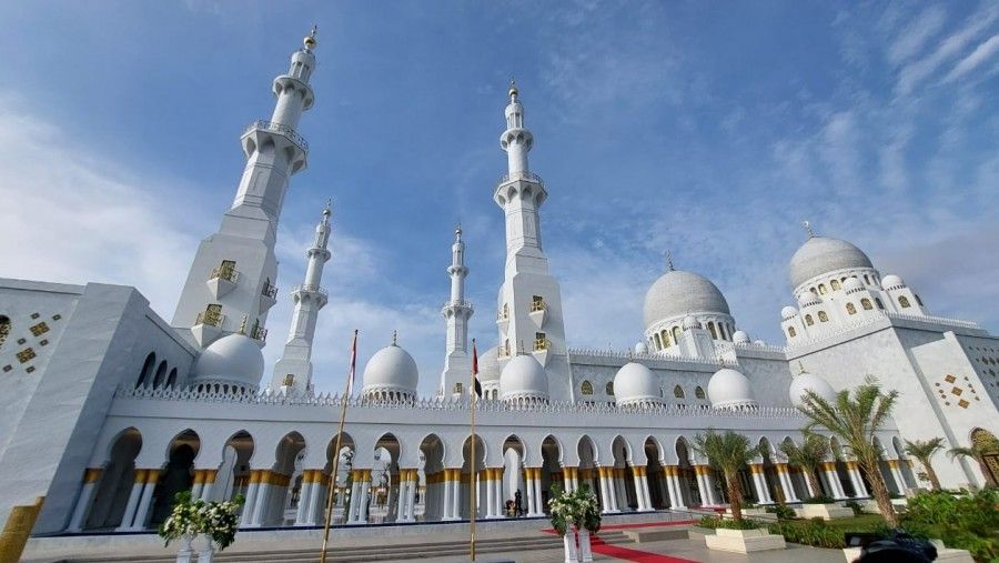 Masjid Raya Sheikh Zayed merupakan satu dari empat destinasi yang wajib dikunjungi kalau ke Solo.