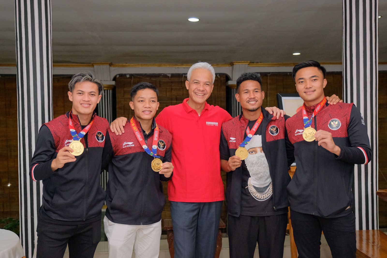 Ganjar Pranowo bersama empat penggawa Timnas Indonesia U-22, Alfreanda Dewangga Santosa, Ernando Ari Sutaryadi, Amiruddin Bagas Kaffa, dan Ilham Rio Fahmi. 