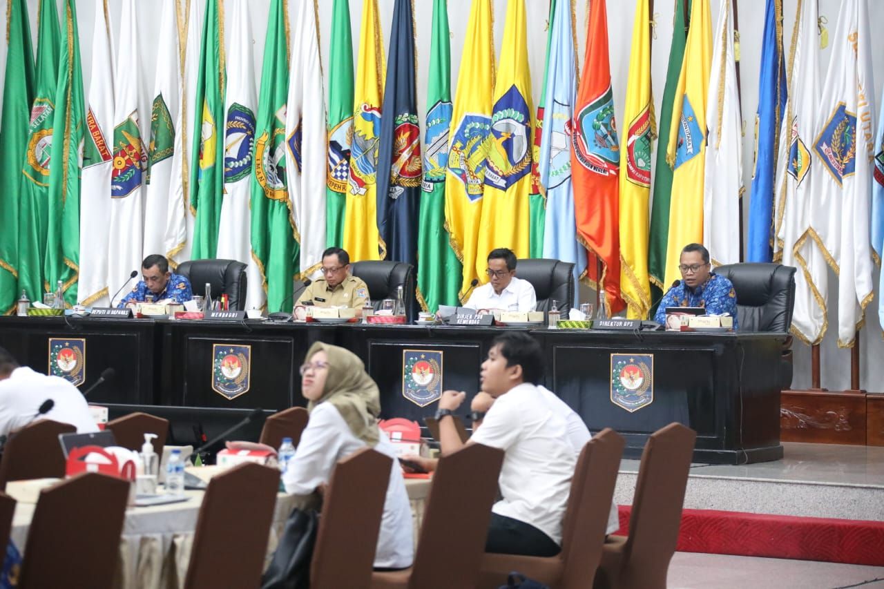 Rapat Koordinasi (Rakor) Pengendalian Inflasi Daerah yang berlangsung secara hybrid dari Gedung Sasana Bhakti Praja (SBP) Kantor Pusat Kementerian Dalam Negeri (Kemendagri), Jakarta, Senin (22/5/2023).