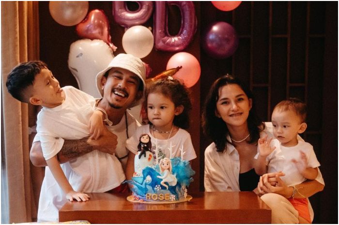 Fandy Christian dan Dahlia Poland bersama keluarga kecil mereka.