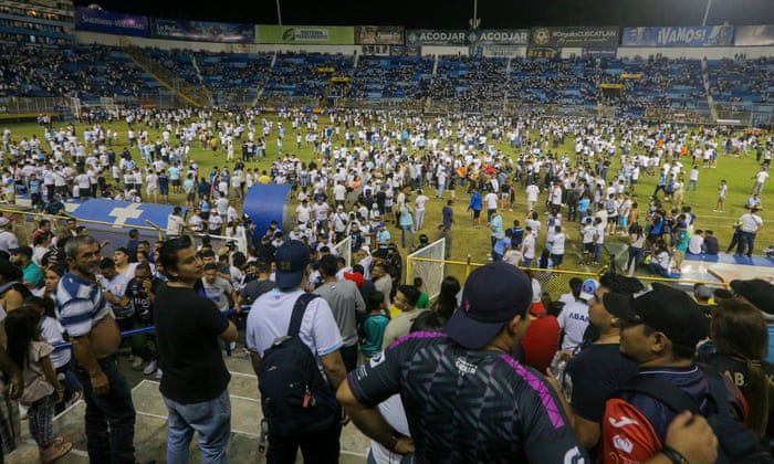 Tangkapan layar saat stadion El Salvador mulai diwarnai aksi saling berdesak-desakan.
