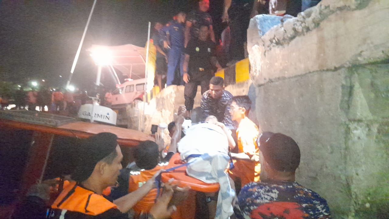 Tim Sar dari Pos SAR Manggarai Barat sedang mengevakuasi para penumpang Kapal Lalongkoe yang tenggelam di Pabuan Bajo.