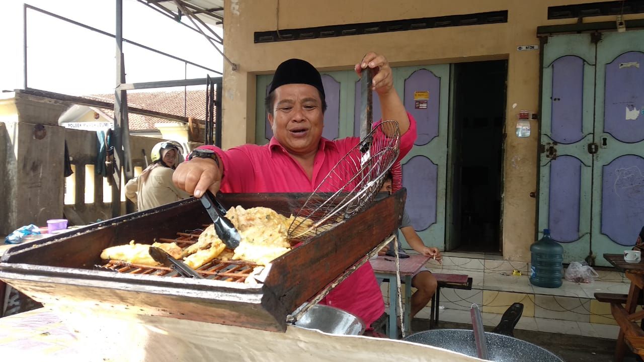 Maman Herman yang biasa disapa Mang Odang, pedagang gorengan di Kota Tasikmalaya memantapkan diri makalangan pada ajang Pemilu 2024.*/kabar-priangan.com/Irman S