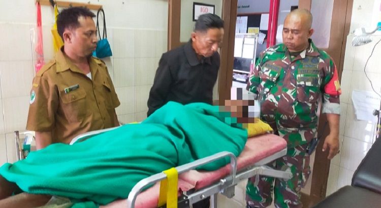 Korban pembunuhan oleh anaknya sendiri, Samsuri (70), warga Desa Sidaharja Kecamatan Lakbok Kabupaten Ciamis saat berada di Puskesmas Sidaharja, Senin 22 Mei 3023.*/kabar-priangan.com/istimewa