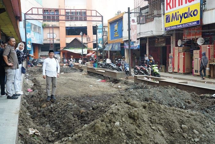 Komisi III DPRD Kota Bogor menyoroti rencana pembongkaran Plaza Bogor yang terletak di Jalan Suryakencana, Bogor Tengah. Mereka juga mempertanyakan nasib pedagang.