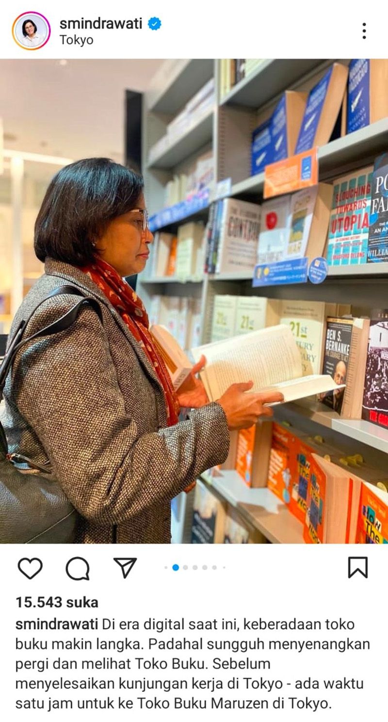 Sri Mulyani saat mengunjungi toko buku di Jepang