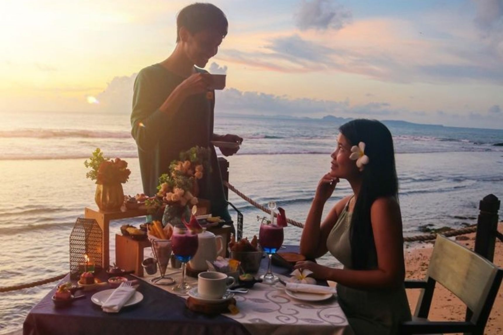 Suasana hidangan romantis di pinggir pantai di Mambruk Hotel Anyer