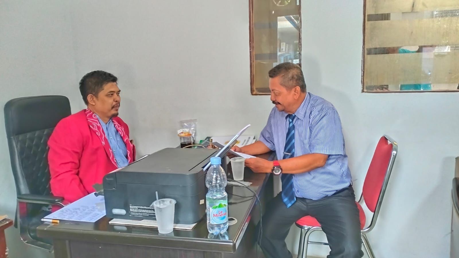 Kadishub Kabupaten Cirebon, H Asdullah Anwar, saat mengambil formulir pendaftaran Ketua KONI.