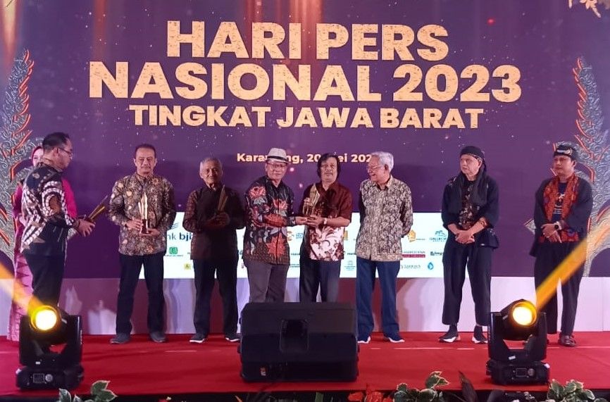 Nu nampa penghargaan PWI Jabar dina acara puncak HPN 2023 tingkat Jawa Barat di Karawang.*  