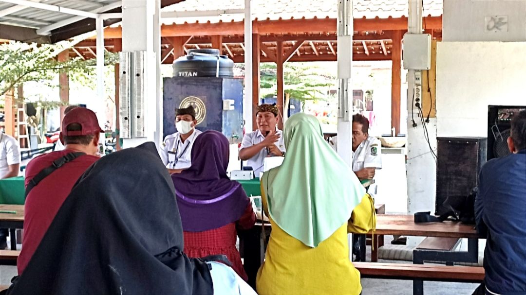 Dinas Perikanan Banyuwangi bersama Bapenda menggelar sosialisasi taat pajak kepada para pelaku usaha di kawasan Fish Market Kampung Mandar. 