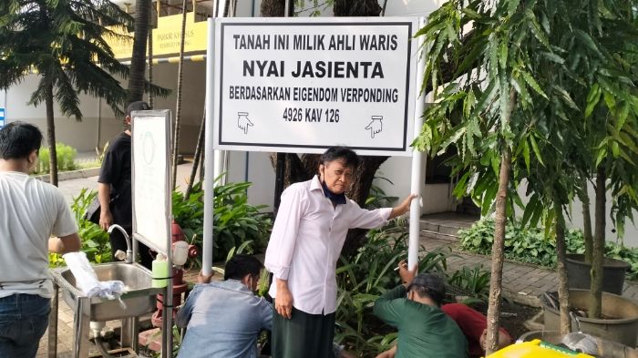 Tabrani bin M. Harun bersama anak dan keponakannya terpaksa memasang patok di dalam kawasan perkantoran Menara Batavia dan PT. Greenwood Sejahtera Tbk, di Kelurahan Karet Tengsin, Kecamatan Tanah Abang, Jakarta Pusat, Senin, 22 Mei 2023