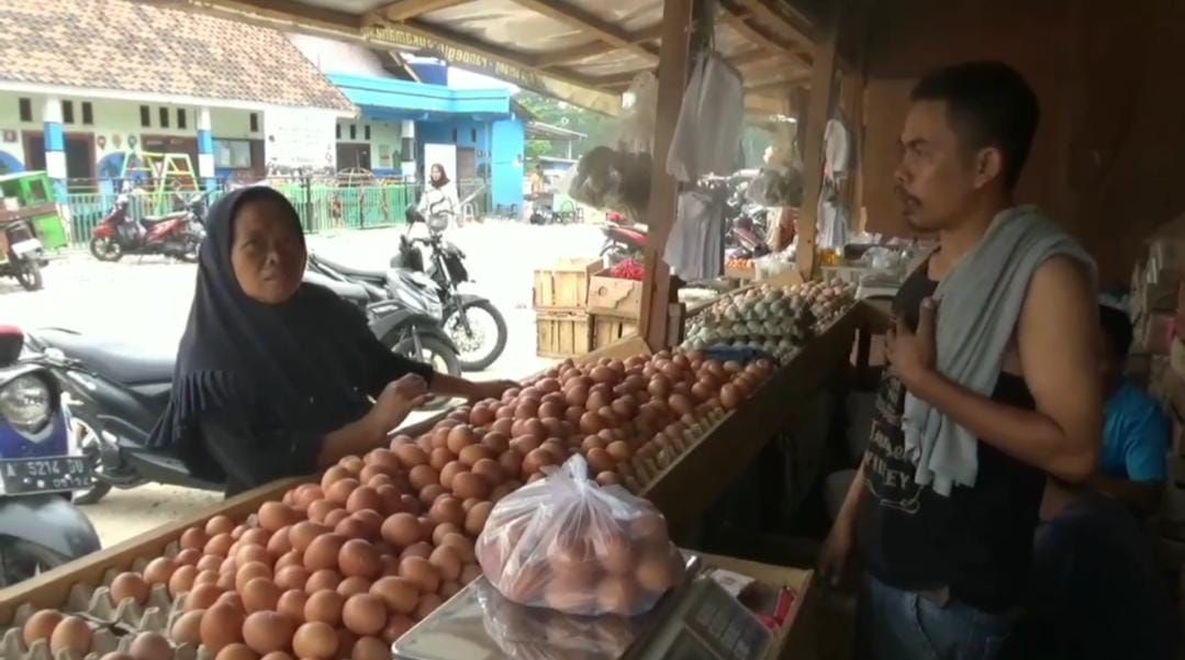 Pedagang telur sedang melayani pembeli di Pasar Baros Kecamatan Baros Kabupaten Serang, Senin 22 Mei 2023. 
