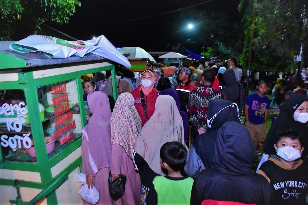 Antusiasme masyarakat menikmati sajian makanan gratis saat acara Pesta Rakyat Refleksi Keempat Kepemimpinan Bupati Tegal.