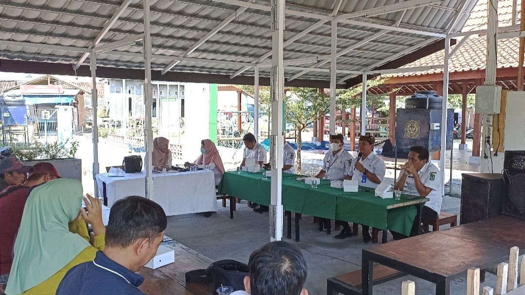 Sekretaris Dinas Perikanan Banyuwangi Suryono Bintang Samudra ketika memberikan arahan kepada para pelaku usaha perikanan di kawasan fish market Mandar. 