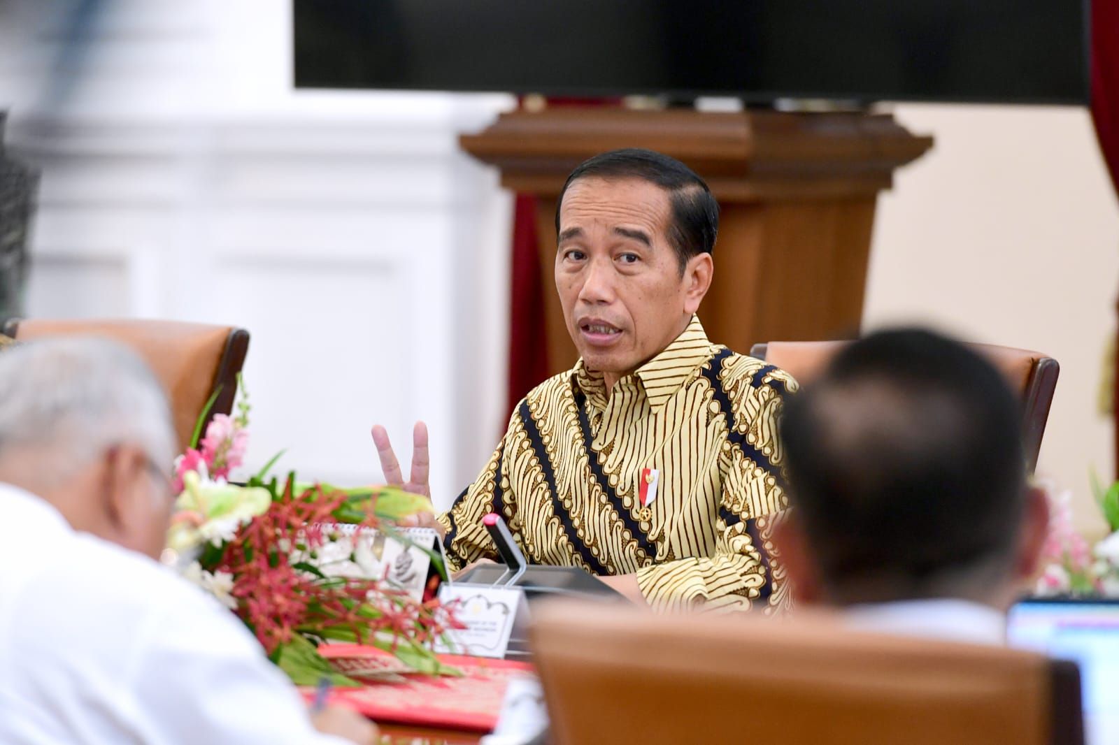 Presiden Joko Widodo memimpin rapat terbatas terkait perkembangan investasi di Ibu Kota Nusantara (IKN) bersama jajarannya di Istana Merdeka, Jakarta, baru-baru ini 