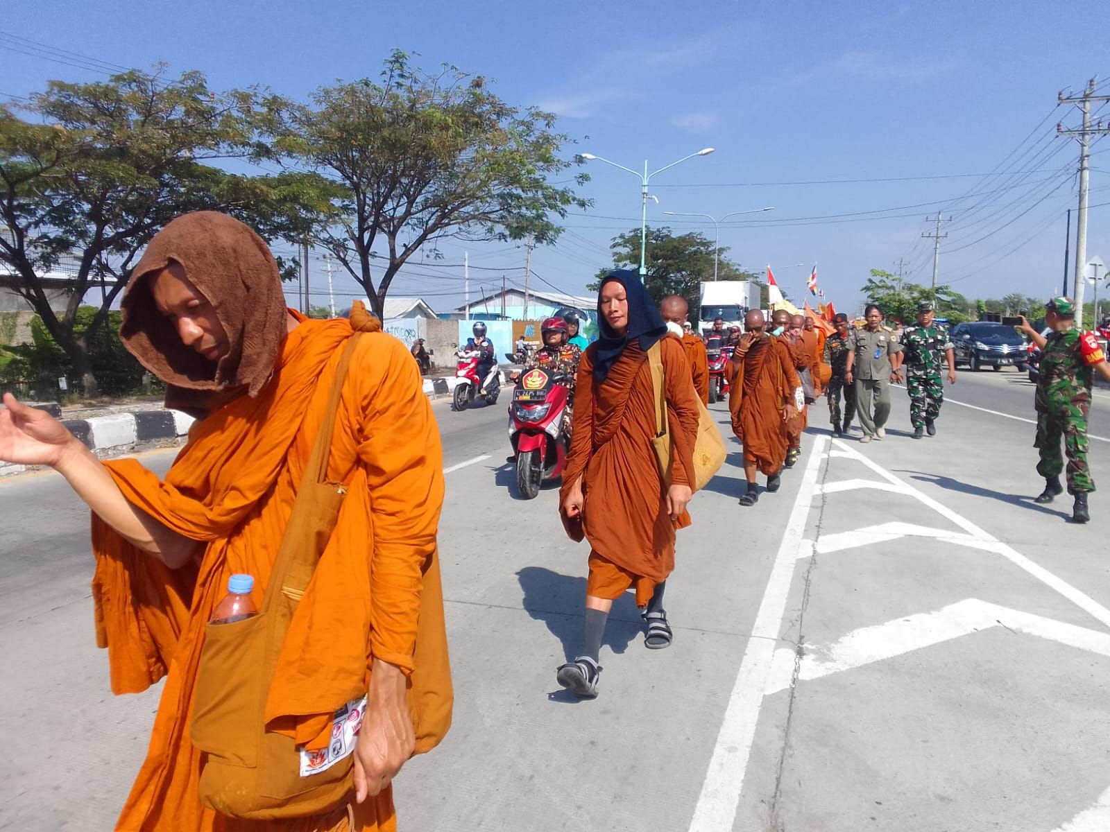 34 Bhiksu yang sedang ritual Thudong telah melewati wilayah Brebes menuju Magelang