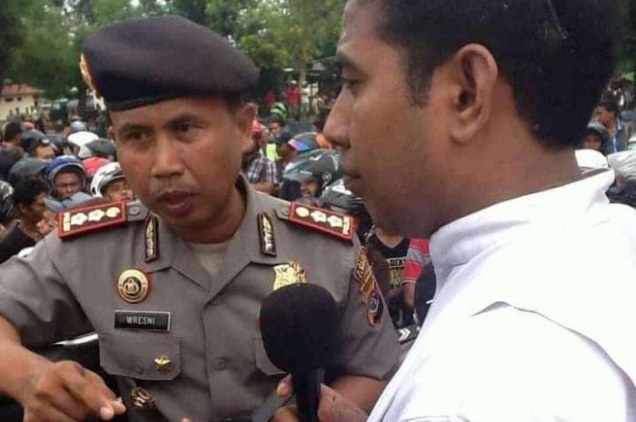 Romo Gusti Iri (berjubah putih, kanan) dalam suatu aksi unjuk rasa melawan ketidakadilan.
