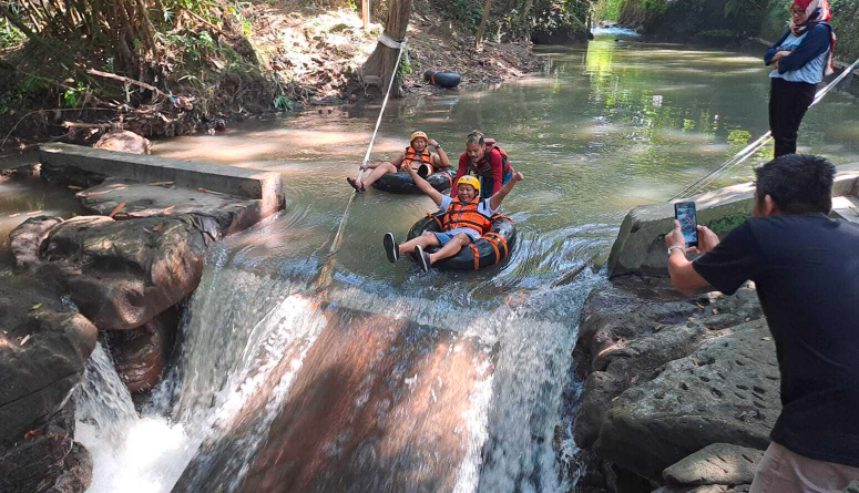 Garis Start bermain jeram dengan Tubing di kawasan wisata adventure Karst Tubing, Sedayu Bantul Yogyakarta