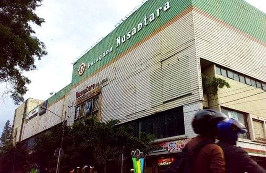 Masa nostalgia Kota Bandung, Jawa Barat, diantaranya pusat perbelanjaan Palaguna Nusantara, pernah banyak PSK era tahun 1990 dan 2000-an.