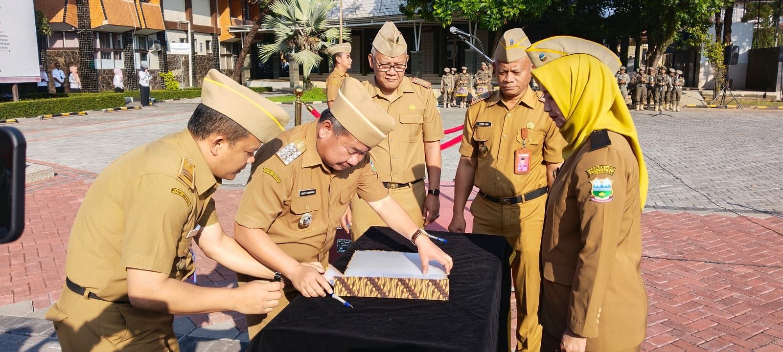 Bupati Garut Rudy Gunawan menyaksikan penandatangan fakta integritas para kepala dinas baru di lingkungan Pemerintah Kabupaten Garut.