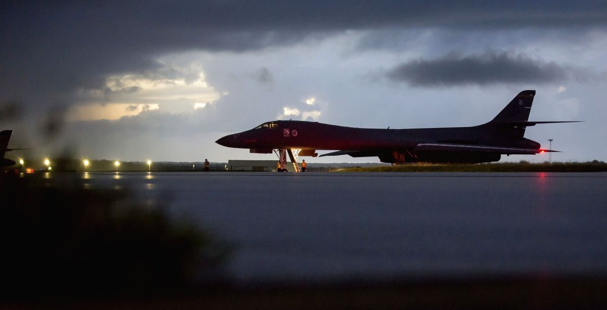 Departemen Pertahanan AS pada 24 September 2017, menunjukkan pembom Lancer B-1B Angkatan Udara AS bersiap untuk lepas landas dari pangkalan udara di Guam pada hari sebelumnya. Militer AS mengatakan pembom B-1B Lancer dikawal oleh pesawat tempur F-15C j. 