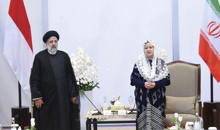 Ketua DPR RI Puan Maharani (kanan) menyambut kunjungan Presiden Iran Seyyed Ebrahim Rais (kiri) di gedung DPR RI, Jakarta, Selasa (23 Mei 2023). 