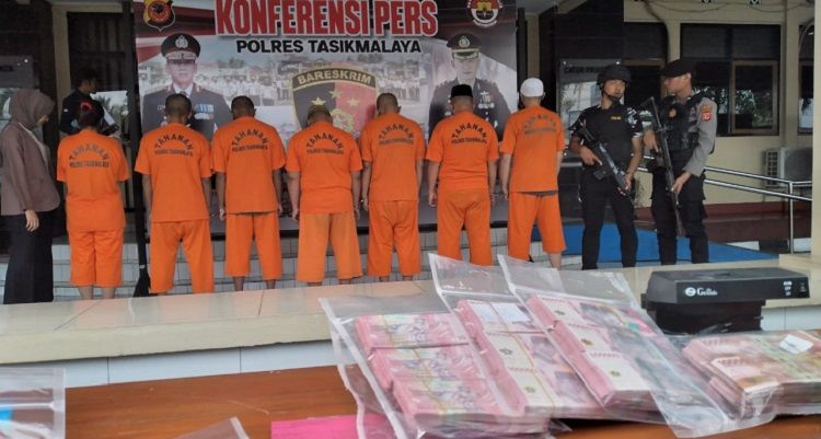 Ribuan lembar uang palsu (upal) pecahan Rp 100 ribu dan RP 50 ribu berhasil diungkap jajaran Satreskrim Polres Tasikmalaya, Rabu 24 Mei 2023). Tidak hanya uang palsu emisi lama, bahkan terdapat pula ribuan lembar uang palsu emisi baru keluaran tahun 2022.*/kabar-priangan.com/Istimewa