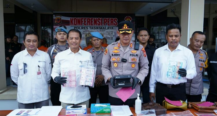 Kapolres Tasikmalaya, AKBP Suhardi Hery H, S.IK., M.M. didampingi Kepala BI dan Kasat Reskrim saat pers konferensi, Rabu 24 Mei 2023