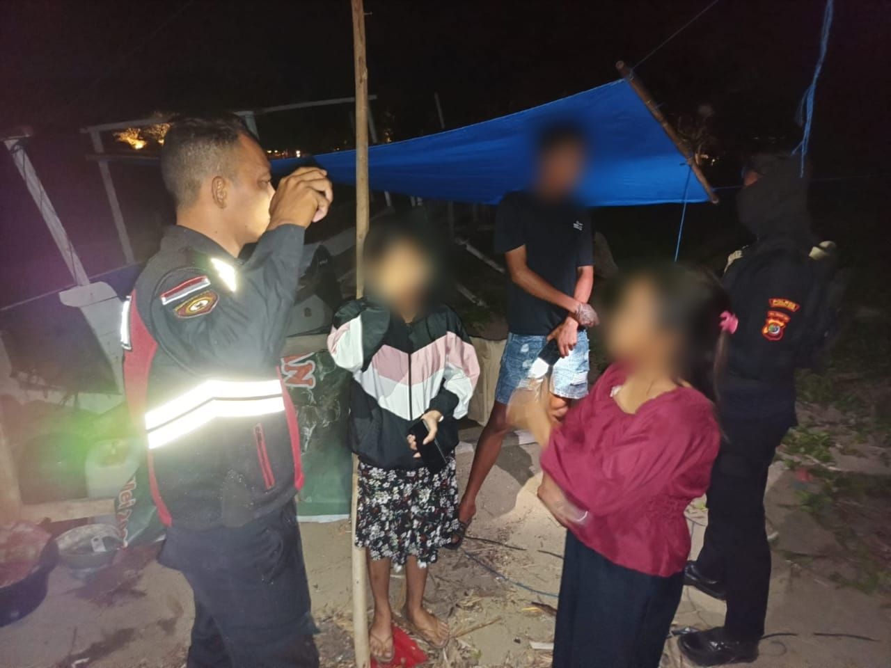 Polisi bubarkan pasangan pasangan muda-mudi yang berpacaran di tempat gelap di Labuan Bajo.